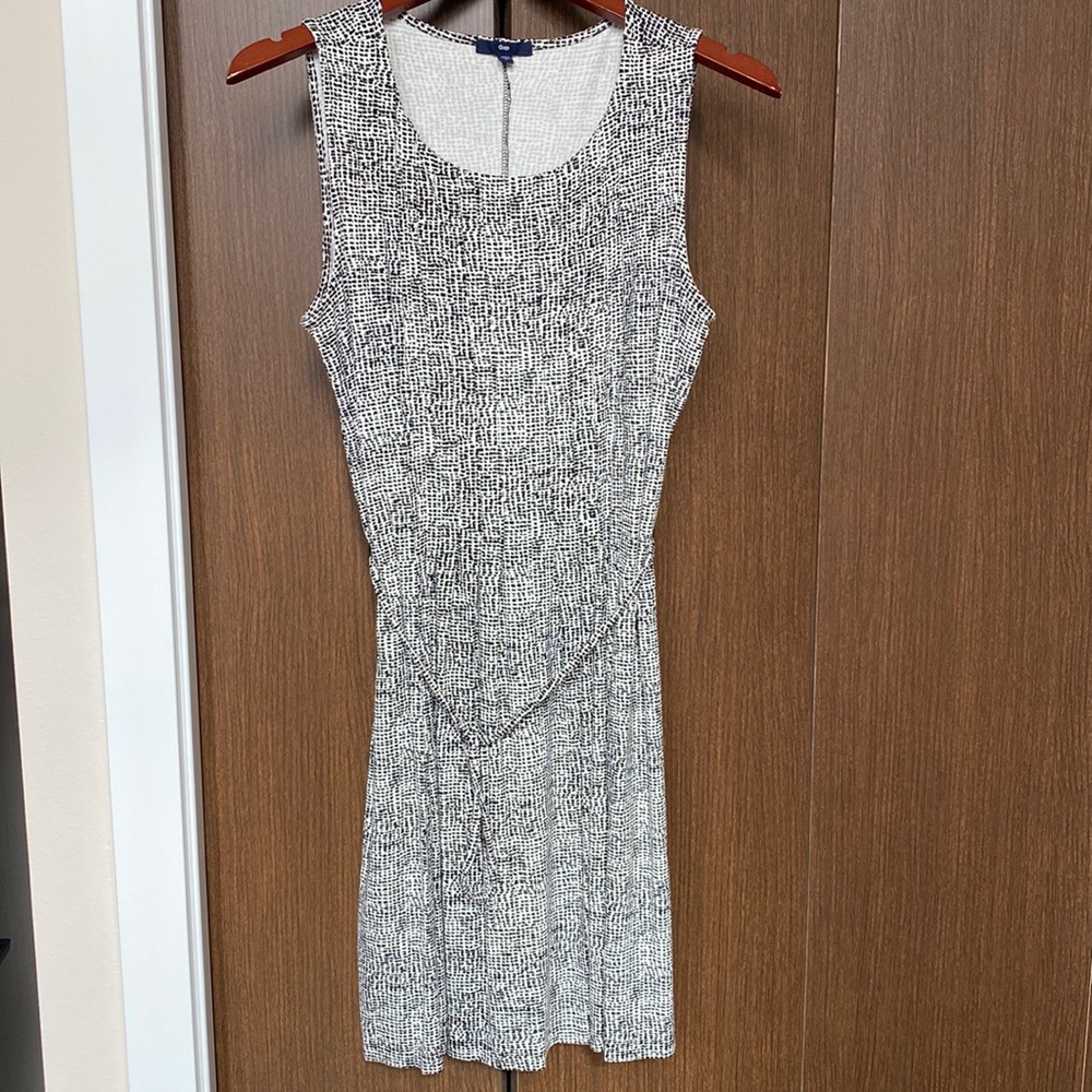 Gap black and white patterned, tie waist, knee length dress, size medium.